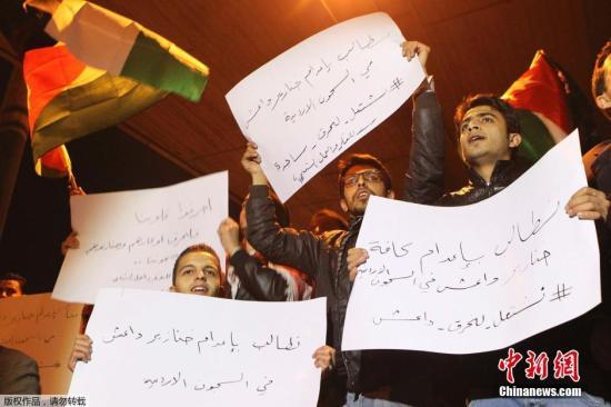 約旦軍方宣布，被極端組織“伊斯蘭國(guó)”劫為人質(zhì)的飛行員卡薩斯貝已遭殺害，憤怒的抗議群眾聚集首都安曼。 視頻：約旦政府談人質(zhì)遇害：一定會(huì)做出強(qiáng)有力回?fù)魜碓?央視新聞