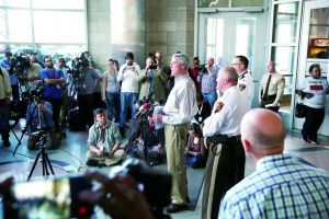 　圣路易斯縣檢方15日宣布，當?shù)鼐揭炎カ@12日在弗格森市槍擊兩名執(zhí)勤警察的犯罪嫌疑人威廉斯。