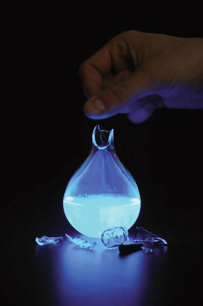 荷蘭藝術(shù)家發(fā)明人血燃料燈，一滴血照亮整間房。圖片來(lái)源：新加坡《聯(lián)合早報(bào)》網(wǎng)站