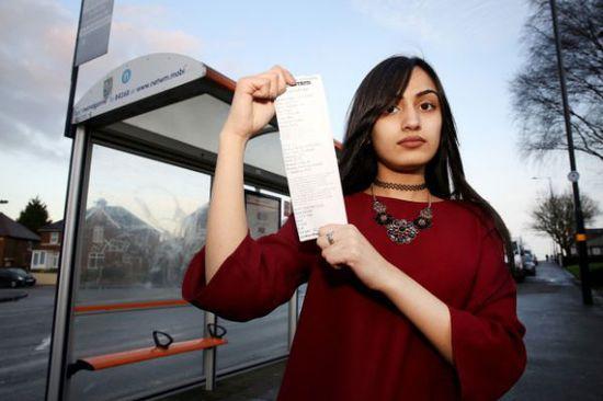 事發(fā)當時薩迪克并未帶任何身份證件，無法證實自己真的只有15歲，百口莫辯的她，最后只好在全車乘客的注目下被趕下車和罰款，被迫走路回家。