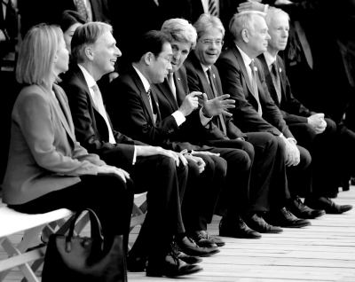 10日，七國外長觀看日本傳統(tǒng)歌舞表演期間，美國國務(wù)卿克里與日本外相岸田文雄在交頭接耳