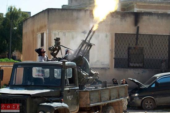 圖為反對派向政府軍的戰(zhàn)機開火。