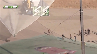 艾金斯成功落到一個1/3足球場大小的安全網(wǎng)上。