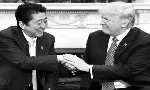 本來來訪者還應包括墨西哥總統(tǒng)培尼亞·涅托的。但特朗普簽署行政令稱要在美國和墨西哥之間建墻，還要向墨西哥出口到美國的商品加征20%關稅的行為惹怒了墨西哥人。