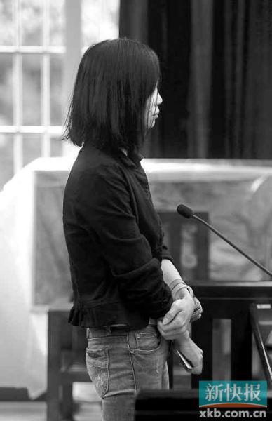 昨日，何敏在庭上抿著嘴不停抹眼淚。新快報(bào)記者孫毅/攝