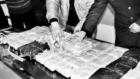 警方收繳的毒品和毒資。警方供圖