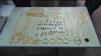 警方追回的被搶金首飾，有172件，2200多克。其余的都被嫌疑人變賣，用來購買手機的汽車。