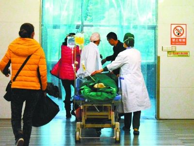 受傷女孩做完手術(shù)被送往重癥監(jiān)護(hù)室。記者楊濤 攝