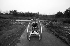 3月12日，汨羅白塘鄉(xiāng)趕洲村，李厚勝坐在他的“魚鷹直升機(jī)”上。圖/記者謝長貴