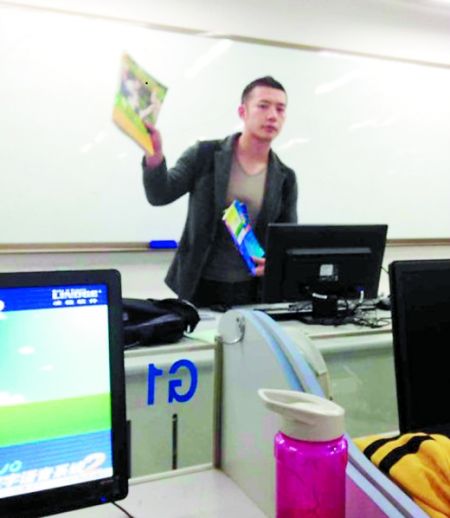 讓甘麟翰爆紅的，就是這張商學(xué)院大一學(xué)生在課堂上拍攝的照片。