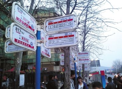 3月16日，江蘇省南京市，眾多乘客在“火車站廣場東”站臺候車。圖/東方IC