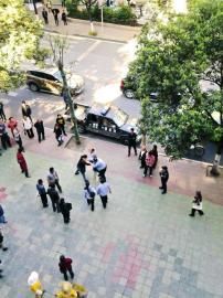 市民提供給賀偉的事發(fā)時(shí)雙方?jīng)_突照片。