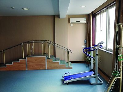  中心里健身設(shè)施一應(yīng)俱全。