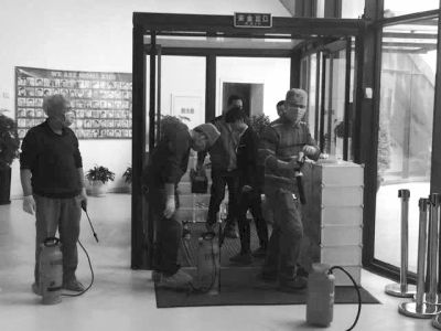 相關(guān)人員正在對園區(qū)消毒。讀者供圖