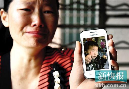 男童的舅媽拿著小益的照片,悲痛欲絕。 新快報記者 畢志毅 攝