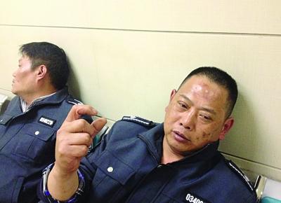 被打傷的城管隊員。陳郁攝