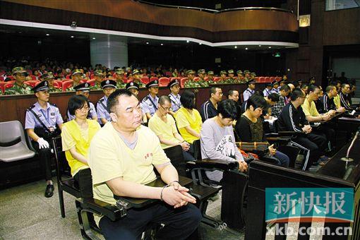 ■蔣洪偉(左一)等二十幾名被告被指控犯集資詐騙罪,昨日集體過堂。　　 鄭朝暉/攝