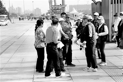 團(tuán)伙景點低價拍照攬客高價賣 交易不成進(jìn)行威脅 團(tuán)伙景點低價拍照攬客高價賣 交易不成進(jìn)行威脅