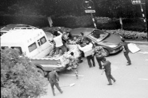 沖突現(xiàn)場(chǎng)，協(xié)管員揮拳打向女商販 視頻截圖