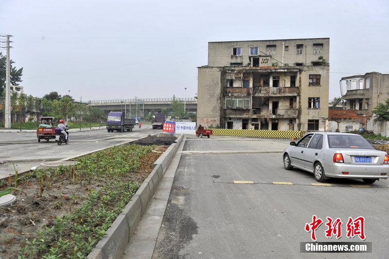 成都最牛釘子戶“腰斬”公路 成都最牛釘子戶“腰斬”公路