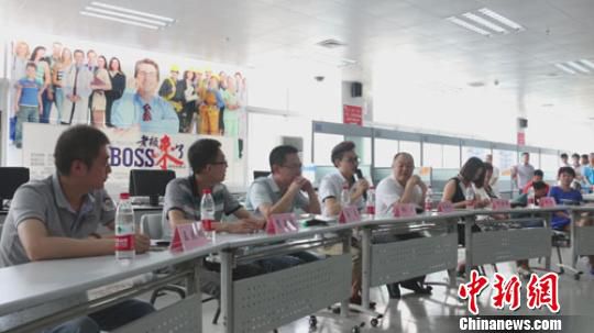 　招聘會(huì)現(xiàn)場(chǎng)，用人單位老板一字排開(kāi)，與求職者面對(duì)面交流　李超慶　攝