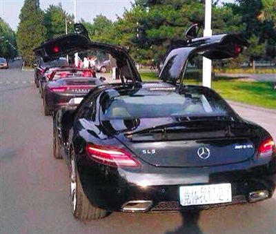 近日，一組“北體大畢業(yè)典禮豪車云集堪比車展”組圖在網(wǎng)絡(luò)爆紅。網(wǎng)絡(luò)截圖