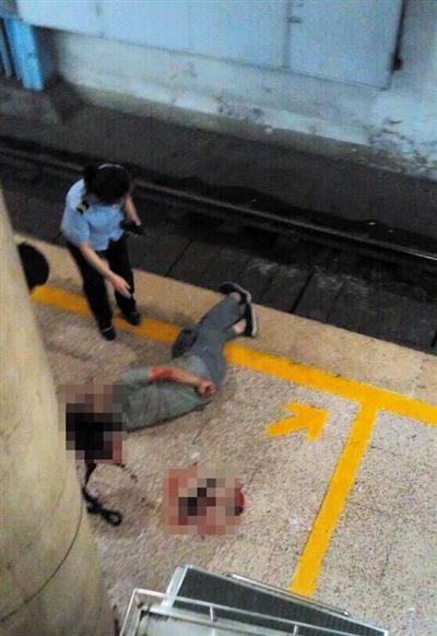 北京1名男子探出頭部被地鐵撞傷:頭部像被擊穿 北京1名男子探出頭部被地鐵撞傷:頭部像被擊穿