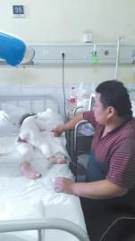 伏登順與女兒在一起。