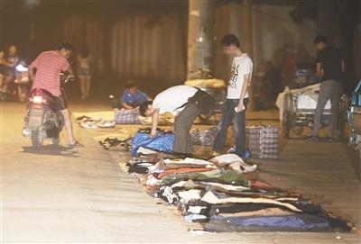 “垃圾衣服”流向工地每件10元 被指可傳染疾病 “垃圾衣服”流向工地每件10元 被指可傳染疾病