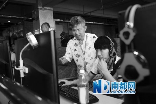 多地現老年網吧監(jiān)督隊 網友：還是安心跳舞吧