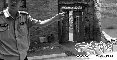 昨日，西安市閻良區(qū)譚家村，警方在孫某家調(diào)查 記者 黃利健 攝