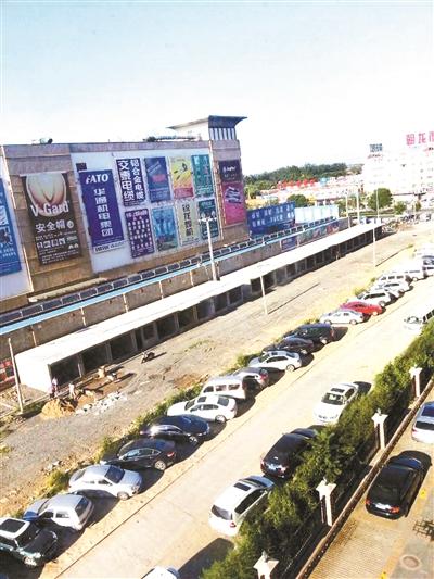 北京一商場旁3天蓋43間平房 城管稱正調(diào)查 北京一商場旁3天蓋43間平房 城管稱正調(diào)查