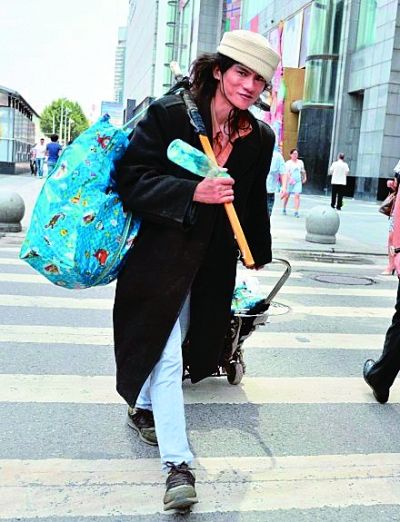 在武廣附近拍攝到的拾荒男。