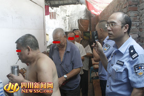 四川8旬老漢經(jīng)營(yíng)色情茶館 87歲嫖客被抓現(xiàn)行(圖) 四川8旬老漢經(jīng)營(yíng)色情茶館 87歲嫖客被抓現(xiàn)行(圖)