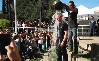 蘋(píng)果CEO蒂姆·庫(kù)克在自己公司的內(nèi)部活動(dòng)上，讓自己來(lái)了個(gè)透心涼。邀請(qǐng)庫(kù)克參加游戲的是他的下屬、蘋(píng)果高級(jí)副總裁菲爾·席勒。