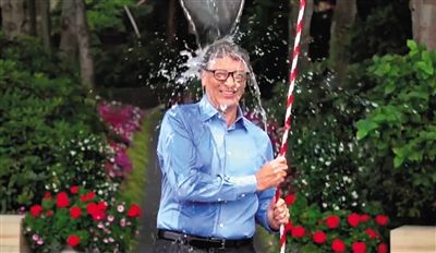 從蓋茨挑戰(zhàn)“冰桶”的視頻中可以發(fā)現(xiàn)微軟最新平板電腦Surface Pro 3的身影，網(wǎng)友稱(chēng)蓋茨在做公益時(shí)還不忘給自家產(chǎn)品做代言。