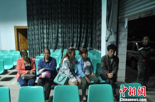 重慶南川區(qū)一煤礦坍塌5人被困家屬等待被埋親人 重慶南川區(qū)一煤礦坍塌5人被困家屬等待被埋親人