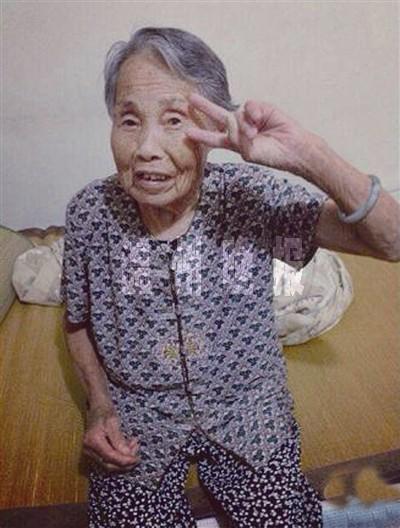 87歲中日混血婆婆扮酷賣萌 盼找到日本親人(圖) 87歲中日混血婆婆扮酷賣萌 盼找到日本親人(圖)