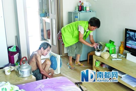 居民徐阿姨去看望何譚送老人，并送去熱湯