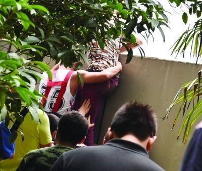 2小時(shí)后，該包工頭終于被抱下來(lái)了。
