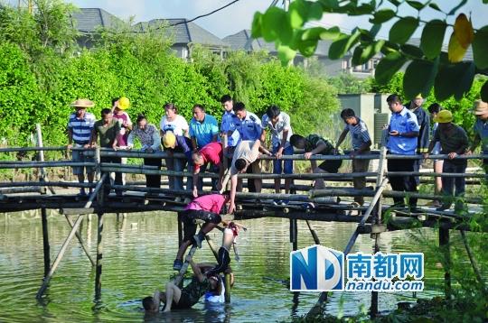 救援人員合力打撈起落水女孩，后經(jīng)醫(yī)護人員確認已經(jīng)死亡。受訪者供圖