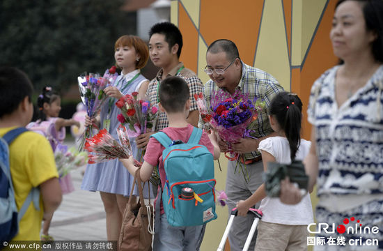 重慶一校長堅持六年校門口迎送學生彎腰問聲好(組圖)