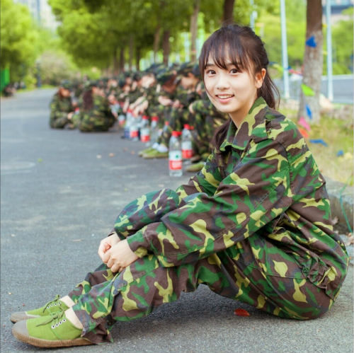 浙大軍訓(xùn)女神曝光 浙大軍訓(xùn)女神曝光