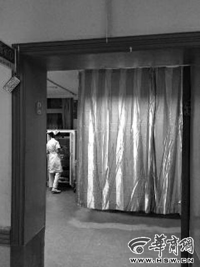 昨晚9時許，急診室簾后，6歲的小女孩靜靜地躺著 記者 卿榮波 攝