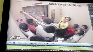 被困人員輪流砸墻進行自救。