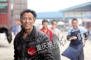 唐再海因?yàn)槠つw黝黑，工友們都打趣地稱呼他為“非洲人”。