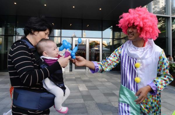 上海持證街頭藝人初演兩天小費(fèi)過(guò)千 市民熱情圍觀