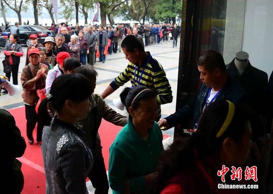 江西數(shù)百老人為領10元代金劵寒風中排隊數(shù)小時