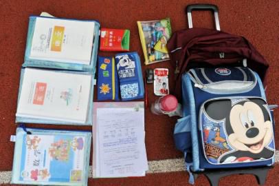 重7.8公斤的書包內(nèi)所裝物品。