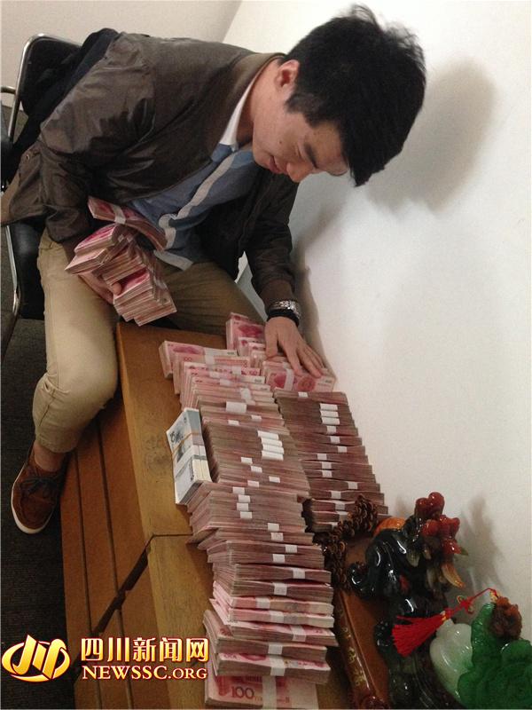 警方在犯罪嫌疑人手機(jī)中發(fā)現(xiàn)的照片，犯罪嫌疑人正在數(shù)騙來的贓款（警方提供）。